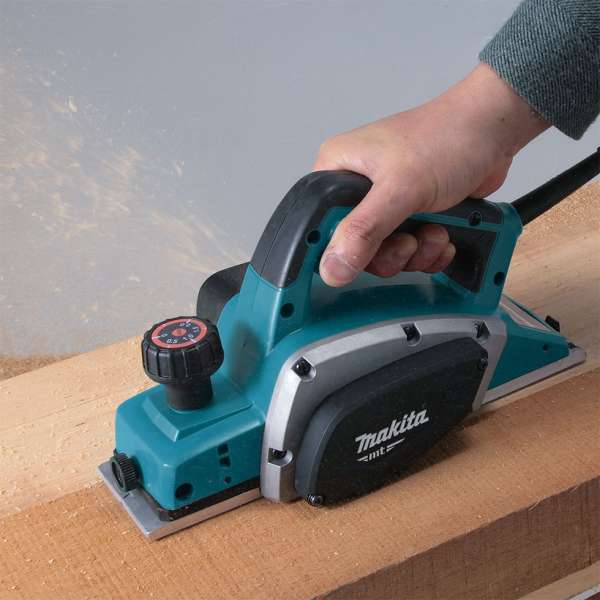 Makita M1901B power planer planing a timber surface