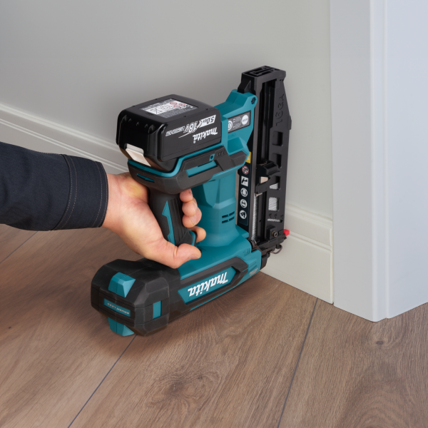 Makita DBN601Z 充電式T針釘槍用於室內踢腳線安裝工程