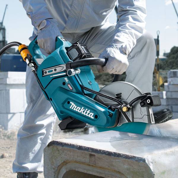 Operator cutting a concrete element on site with the Makita CE003GZ 40V cordless power cutter