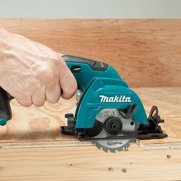 Makita 牧田 HS301DSME 12V 充電式圓鋸單手操作切割夾板的實際使用情境