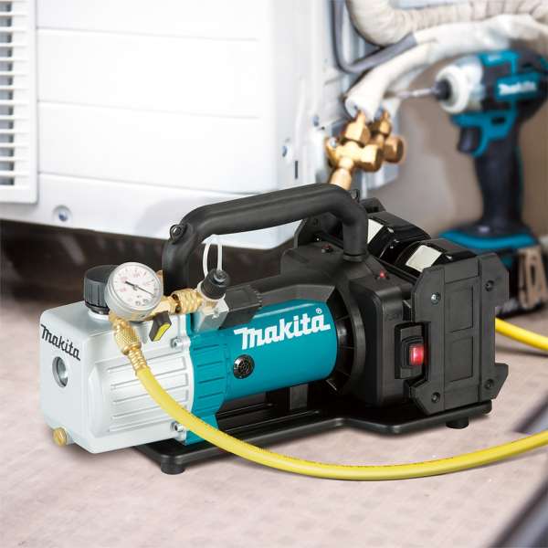Makita DVP181ZK 充電式真空泵於空調機旁連接喉管進行抽真空作業
