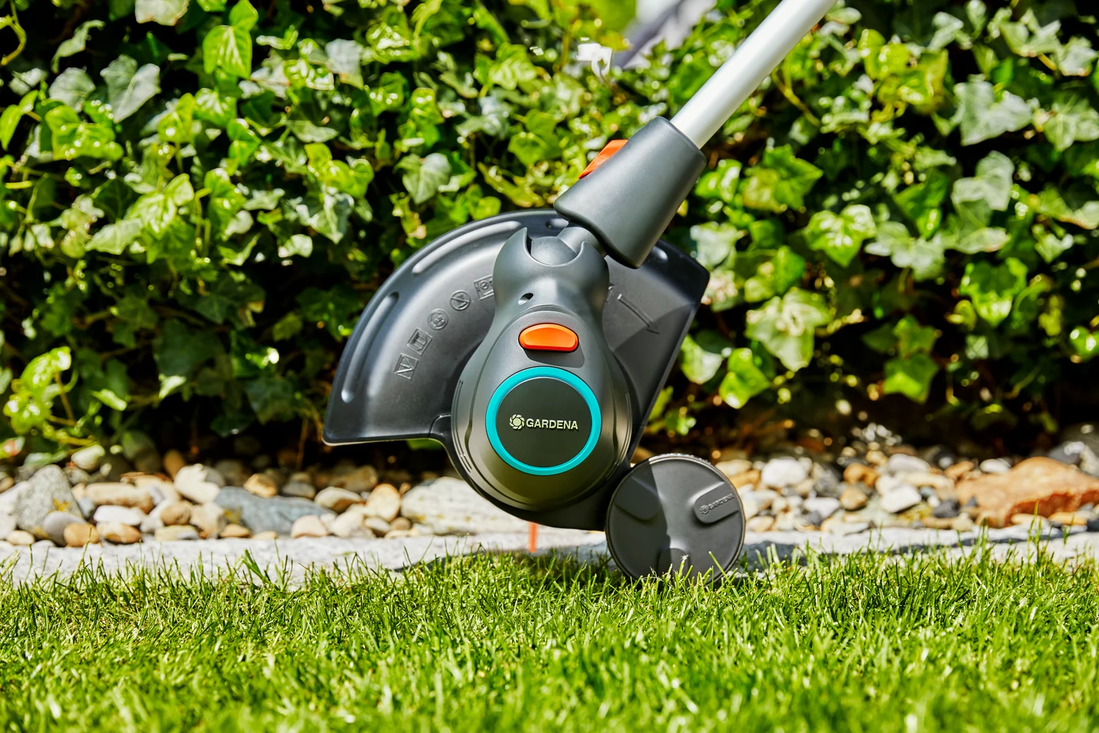 GARDENA trimmer fitted with the 9880-20 guide wheel