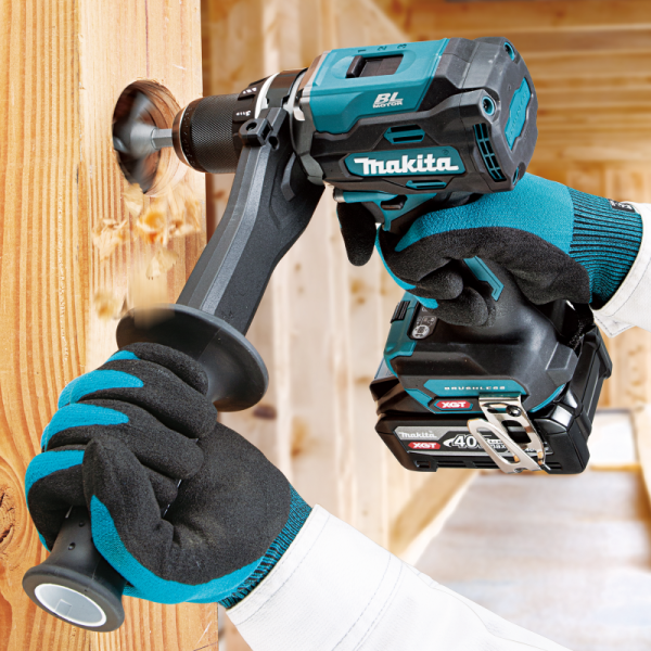 Makita DF003GU201 40V cordless driver drill with side handle boring into timber on site