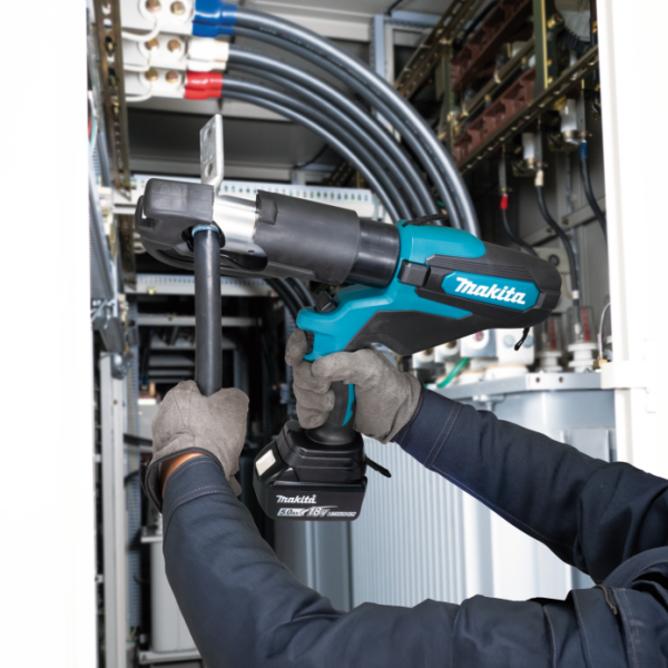 工作人員戴上手套,於配電箱內使用 Makita DTC301ZK 18V 充電式壓接機壓接電纜端子