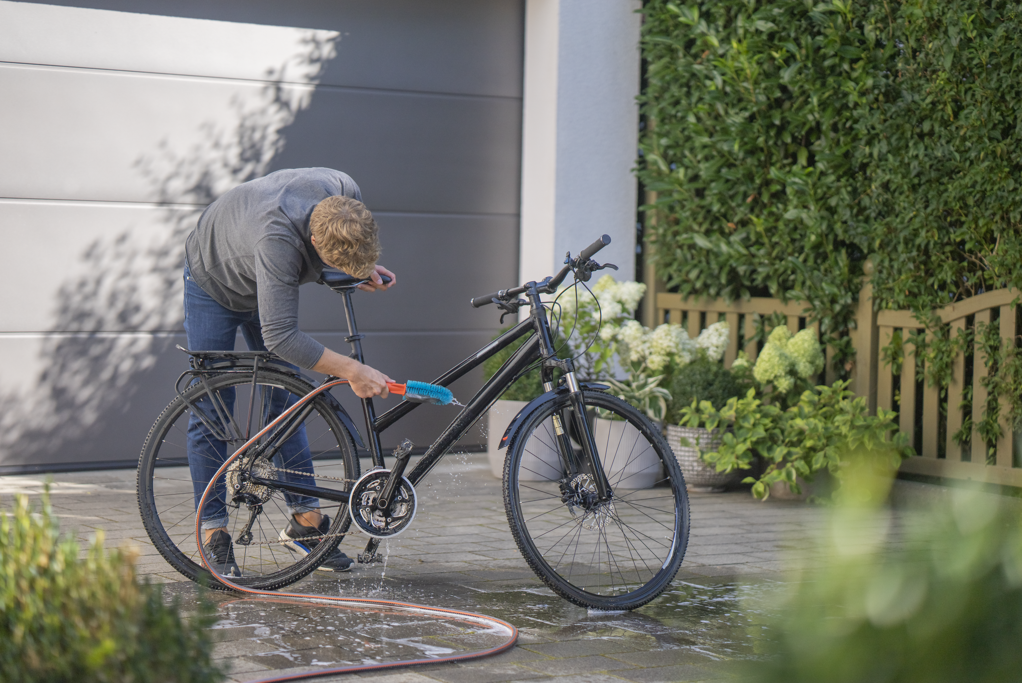 使用 GARDENA Cleansystem 單車清潔刷清洗單車