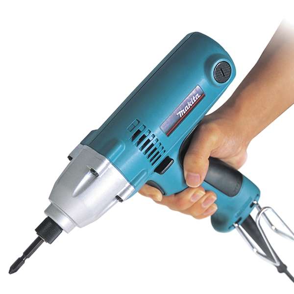 Single-handed grip on the Makita 6952(110V) corded impact driver