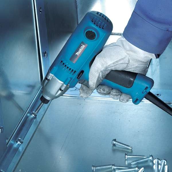 Driving screws inside sheet metal ducting with the Makita 6952(110V) impact driver