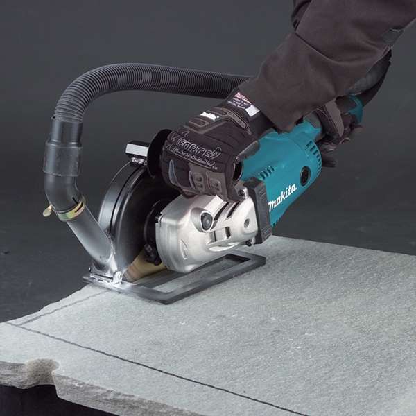 Makita GA7020F 角向磨光機配合集塵喉管切割石材