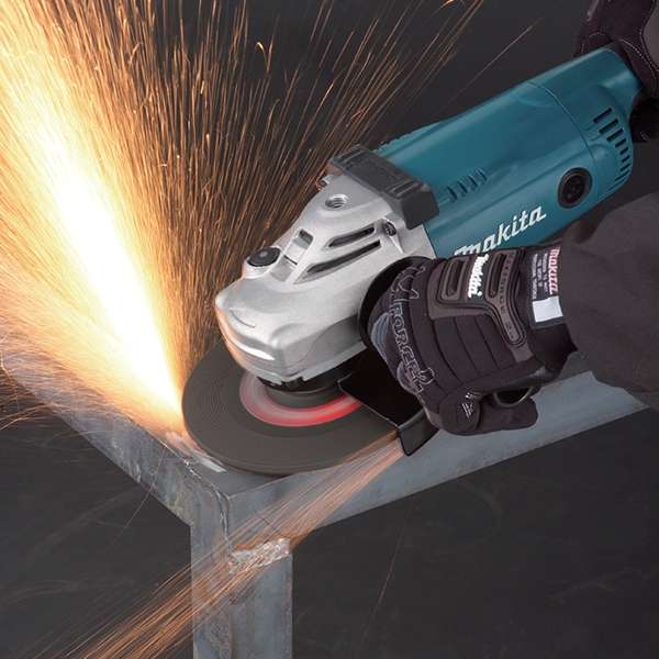 操作員手持 Makita GA7020F 180mm 角向磨光機打磨鋼材並產生火花