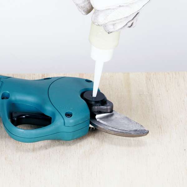 以隨機附送的潤滑油為 Makita UP100DZ 修枝電剪刀片進行保養