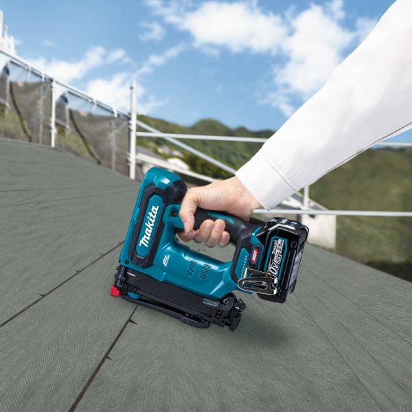 於室外斜面屋頂工程使用 Makita ST002GZ 充電式碼釘槍