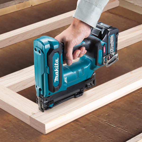 使用 Makita ST002GZ 40V 充電式碼釘槍於木框架上打釘