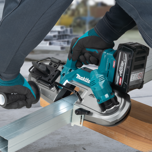 Makita 牧田 PB003GZ 40V 充電式輕便帶鋸於工地切割金屬型材