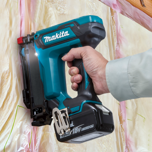 Makita DST421ZK 充電式碼釘槍固定隔熱保溫棉，內置工作燈照亮打釘位置