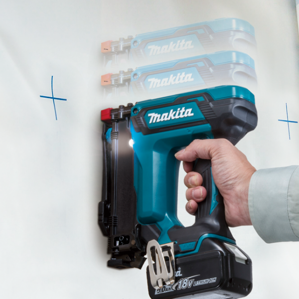 工人單手握持 Makita DST421ZK 18V 充電式碼釘槍在牆面上連續打釘