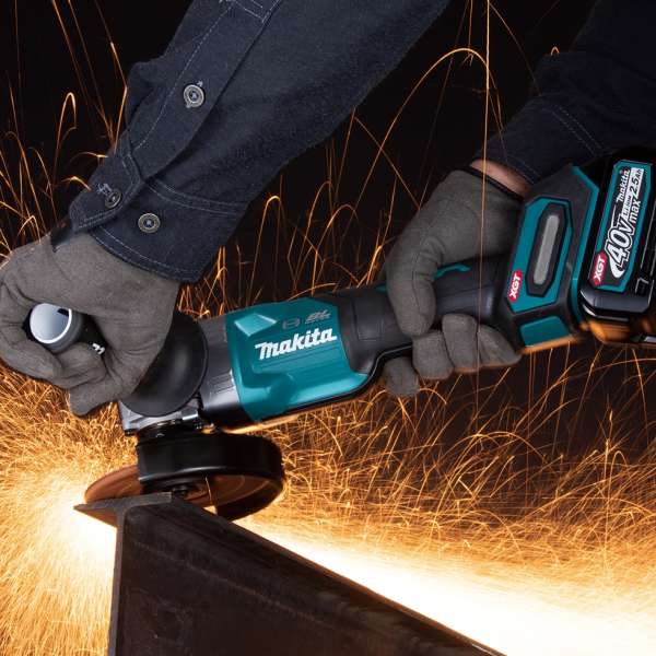 Makita GA013GZ 充電式角向磨光機切割金屬並濺出火花的使用情境