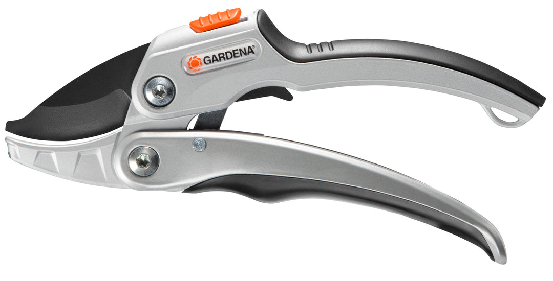 使用 GARDENA 8798-20 SmartCut Comfort 修剪樹枝