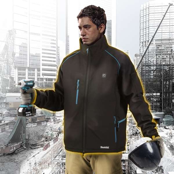 工人於工地穿著 Makita DCJ205YL 充電式發熱保暖外衣，手持充電式衝擊起子機