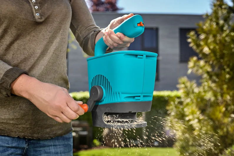 GARDENA 431-20 手提式撒播器撒播肥料示範