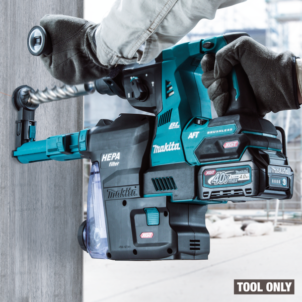 工人手持 Makita HR001GZ 40V 充電電錘配集塵裝置在混凝土牆面鑽孔