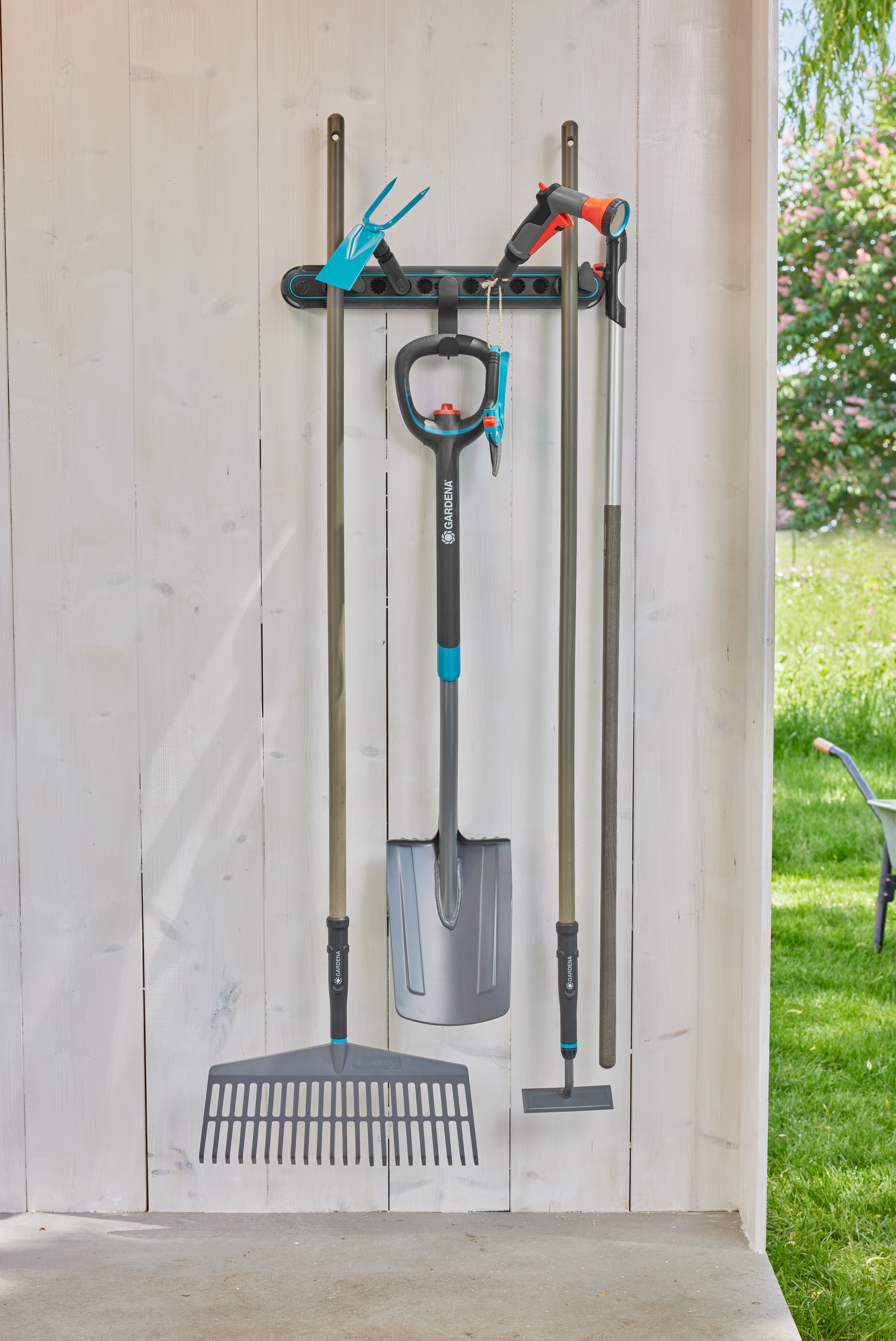 GARDENA Tool Rack Flex 安裝於牆面並收納園藝工具