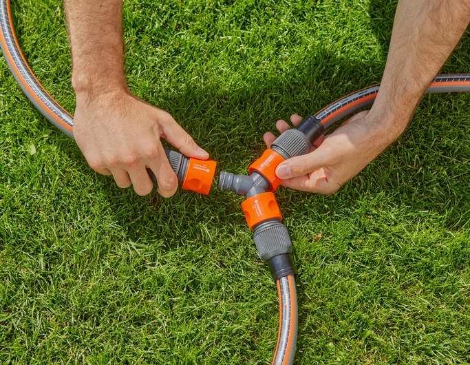 GARDENA Profi-System 三通 Y 型分流接頭連接水喉示意