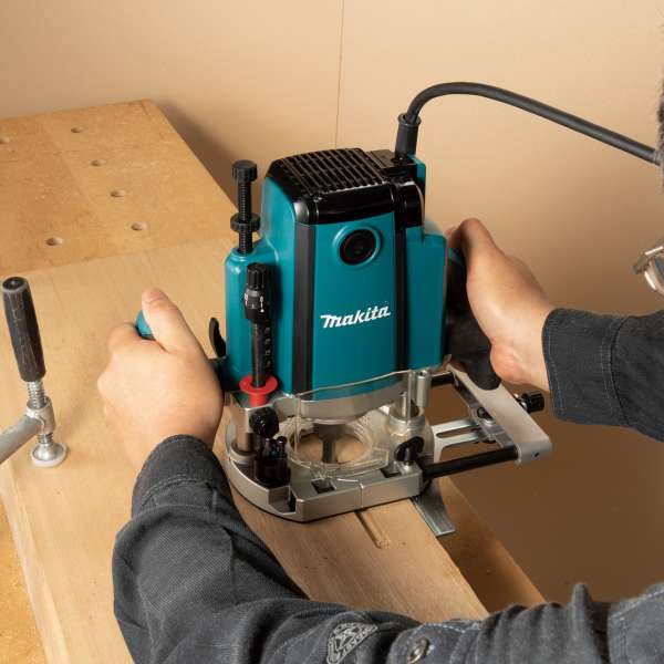 Makita 牧田 RP1803 電木銑於工作枱上為木料進行柱塞式銑削加工