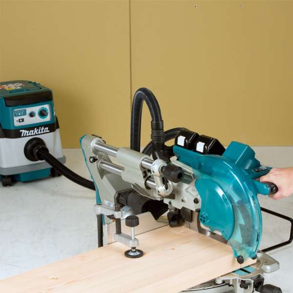 Makita DLS111Z 充電式滑動複合式斜斷鋸切割木材並接駁集塵機的作業情境